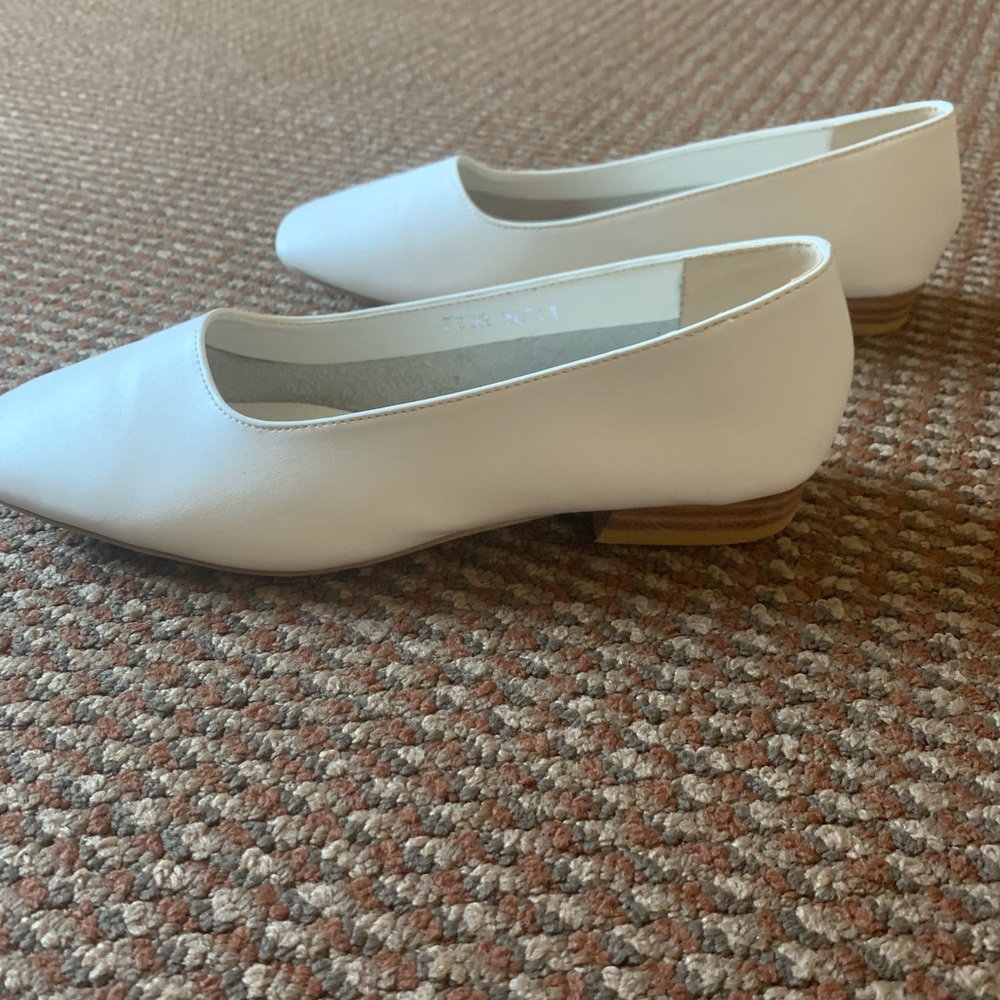 White flats - Picture 2 of 7